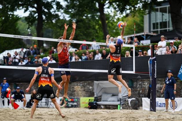 Beachvolleyball I Europameisterschaft 2025 I Gruppenphase I 31.07.2025 Blocker Marco Krattiger (Schweiz) gegen Angreifer Tilo Rietschel (Deutschland) Düsseldorf Rochusclub Düsseldorfer Tennisclub e.V. Deutschland Copyright: xLobeca JasperxLorenzx