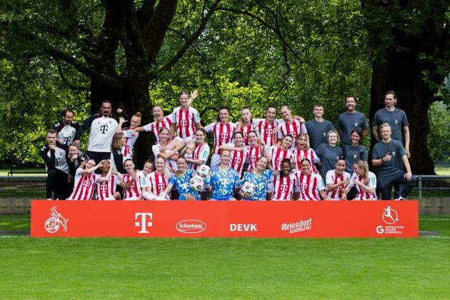 Google Pixel Frauen-Bundesliga, Mannschaftsfoto und Portraittermin; 31.07.2025 Hintere Reihe von links: Sven Gruel (Co-Trainer 1. FC Köln), Marc Ernzer (Torwarttrainer 1. FC Köln), Laura Vogt (1. FC Köln, 8), Pauline Bremer (1. FC Köln, 11), Anna-Lena Stolze (1. FC Köln, 7), Amelie Bohnen (1. FC Köln, 15), Weronika Zawistowska (1. FC Köln, 10), Sylwia Matysik (1. FC Köln, 20), Julia Schiffarth (1. FC Köln, 22), Sebastian Kirschbaum (Teammanager 1. FC Köln), Max Beyer (Mannschaftsarzt 1. FC Köln) Mittlere Reihe von links: Noah Eberhardt (Co-Trainer 1. FC Köln), Jaqueline Dünker (Co-Trainerin 1. FC Köln), Britta Carlson (Trainerin 1. FC Köln), Marina Hegering (1. FC Köln, 33), Sara Agrez (1. FC Köln, 4), Taylor Ziemer (1. FC Köln, 18), Sara Agrez (1. FC Köln, 4), Adriana Achcinska (1. FC Köln, 9), Martyna Wiankowska (1. FC Köln, 26), Zoe Hasenauer (1. FC Köln, 16), Inga Wester (Physiotherapeutin 1. FC Köln), Maike Stollenwerk (Physiotherapeutin 1. FC Köln) , Michael Bröckelmann (Physiotherapeut 1. FC Köln) Vordere Reihe von links: Laura Donhauser (1. FC Köln, 25), Ella Touon (1. FC Köln, 24), Dora Zeller (1. FC Köln, 19), Anna Gerhardt (1. FC Köln, 21), Lisa Schmitz (1. FC Köln, 1), Paula Hoppe (1. FC Köln, 12), Aurora Mikalsen (1. FC Köln, 23), Lydia Andrade (1. FC Köln, 17), Laura Feiersinger (1. FC Köln, 27), Vanessa Leimenstoll (1. FC Köln, 29), Carlotta Imping (1. FC Köln, 14) Google Pixel Frauen-Bundesliga, Mannschaftsfoto und Portraittermin Saison 2025 26, Köln, Platz 2 am 31.07.2025 *** Google Pixel Womens Bundesliga, team photo and portrait date 31 07 2025 Back row from left Sven Gruel Co Coach 1 FC Köln , Marc Ernzer Goalkeeper Coach 1 FC Köln , Laura Vogt 1 FC Köln, 8 , Pauline Bremer 1 FC Köln, 11 , Anna Lena Stolze 1 FC Köln, 7 , Amelie Bohnen 1 FC Köln, 15 , Weronika Zawistowska 1 FC Köln, 10 , Sylwia Matysik 1 FC Köln, 20 , Julia Schiffarth 1 FC Köln, 22 , Sebastian Kirschbaum Team Manager 1 FC Köln , Max Beyer Team Doctor 1 FC Köln Middle row from left Noah Eberhardt Co Coach 1 FC Köln , Jaqueline Dünker Co Coach 1 FC Köln , Britta Carlson Coach 1 FC Köln , Marina Hegering 1 FC Köln, 33 , Sara Agrez 1 FC Köln, 4 , Taylor Ziemer 1 FC Köln, 18 , Sara Agrez 1 FC Köln, 4 , Adriana Achcinska 1 FC Köln, 9 , Martyna Wiankowska 1 FC Köln, 26 , Zoe Hasenauer 1 FC Köln, 16 , Inga Wester Physiotherapist 1 FC Köln , Maike Stollenwerk Physiotherapist 1 FC Köln , Michael Bröckelmann Physiotherapist 1 FC Köln Front row from left Laura Donhauser 1 FC Köln, 25 , Ella Touon 1 FC Köln, 24 , Dora Zeller 1 FC Köln, 19 , Anna Gerhardt 1 FC Köln, 21 , Lisa Schmitz 1 FC Köln, 1 , Paula Hoppe 1 FC Köln, 12 , Aurora Mikalsen 1 FC Köln, 23 , Lydia Andrade 1 FC Köln, 17 , Laura Feiersinger 1 FC Köln, 27 , Vanessa Leimenstoll 1 FC Köln, 29 , Carlotta Imping 1 FC Köln, 14 Google Pixel Womens Bundesliga, team photo and portrait appointment season 2025 26, Cologne, Platz 2 on 31 07 2025 Copyright: xBEAUTIFULxSPORTS Wunderlx