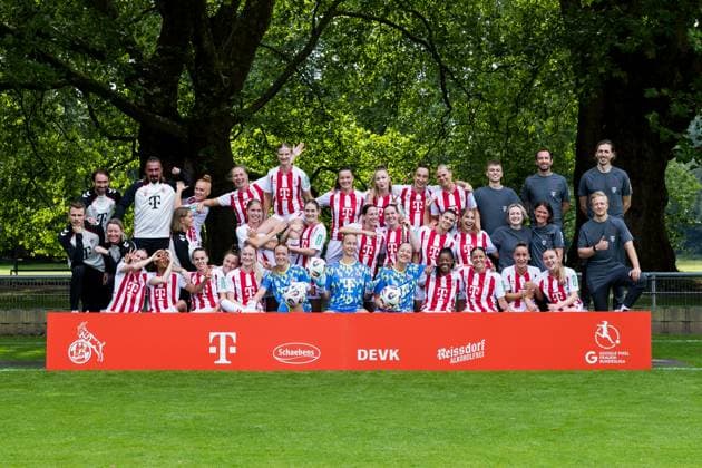 Google Pixel Frauen-Bundesliga, Mannschaftsfoto und Portraittermin; 31.07.2025 Hintere Reihe von links: Sven Gruel (Co-Trainer 1. FC Köln), Marc Ernzer (Torwarttrainer 1. FC Köln), Laura Vogt (1. FC Köln, 8), Pauline Bremer (1. FC Köln, 11), Anna-Lena Stolze (1. FC Köln, 7), Amelie Bohnen (1. FC Köln, 15), Weronika Zawistowska (1. FC Köln, 10), Sylwia Matysik (1. FC Köln, 20), Julia Schiffarth (1. FC Köln, 22), Sebastian Kirschbaum (Teammanager 1. FC Köln), Max Beyer (Mannschaftsarzt 1. FC Köln) Mittlere Reihe von links: Noah Eberhardt (Co-Trainer 1. FC Köln), Jaqueline Dünker (Co-Trainerin 1. FC Köln), Britta Carlson (Trainerin 1. FC Köln), Marina Hegering (1. FC Köln, 33), Sara Agrez (1. FC Köln, 4), Taylor Ziemer (1. FC Köln, 18), Sara Agrez (1. FC Köln, 4), Adriana Achcinska (1. FC Köln, 9), Martyna Wiankowska (1. FC Köln, 26), Zoe Hasenauer (1. FC Köln, 16), Inga Wester (Physiotherapeutin 1. FC Köln), Maike Stollenwerk (Physiotherapeutin 1. FC Köln) , Michael Bröckelmann (Physiotherapeut 1. FC Köln) Vordere Reihe von links: Laura Donhauser (1. FC Köln, 25), Ella Touon (1. FC Köln, 24), Dora Zeller (1. FC Köln, 19), Anna Gerhardt (1. FC Köln, 21), Lisa Schmitz (1. FC Köln, 1), Paula Hoppe (1. FC Köln, 12), Aurora Mikalsen (1. FC Köln, 23), Lydia Andrade (1. FC Köln, 17), Laura Feiersinger (1. FC Köln, 27), Vanessa Leimenstoll (1. FC Köln, 29), Carlotta Imping (1. FC Köln, 14) Google Pixel Frauen-Bundesliga, Mannschaftsfoto und Portraittermin Saison 2025 26, Köln, Platz 2 am 31.07.2025 Copyright: xBEAUTIFULxSPORTS Wunderlx