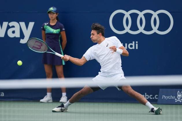 ATP, Tennis Herren Masters 1000 National Bank Open Toronto Presented by Rogers 2025 - Day 6 Emilio Nava of the United States plays a forehand against Karen Khachanov of Russia during the Men s Singles third round match on day 6 of the ATP Masters 1000 National Bank Open at Sobeys Stadium. on July 31, 2025 in Toronto, Canada. (Photo by Leonardo Ramirez Eyepix Group) Copyright: xLeonardoxRamirezx xEyepixxGroupx LR-31072025-03447