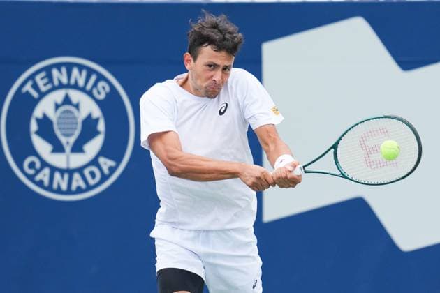 July 31, 2025, Toronto, Ontario, Canada: Emilio Nava of the United States plays a backhand against Karen Khachanov of Russia during the Men s Singles third round match on day 6 of the ATP, Tennis Herren Masters 1000 National Bank Open at Sobeys Stadium. on July 31, 2025 in Toronto, Canada. Toronto Canada - ZUMAe321 20250731_zsa_e321_004 Copyright: xLeonardoxRamirezx