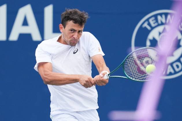 July 31, 2025, Toronto, Ontario, Canada: Emilio Nava of the United States plays a backhand against Karen Khachanov of Russia during the Men s Singles third round match on day 6 of the ATP, Tennis Herren Masters 1000 National Bank Open at Sobeys Stadium. on July 31, 2025 in Toronto, Canada. Toronto Canada - ZUMAe321 20250731_zsa_e321_016 Copyright: xLeonardoxRamirezx