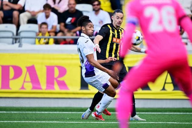 GÖTEBORG, SVERIGE 20250731 Anderlechts Nathan Saliba mot Häckens Amor Layouni under torsdagens fotbollsmatch, andra kvalomgangen till Europa League, mellan Sveriges BK Häcken och Belgiens RSC Anderlecht pa Hisingen Arena i Göteborg, Sverige, 31 juli 2025. GÖTEBORG SVERIGE x9200x