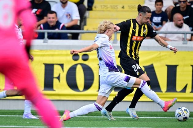 GÖTEBORG, SVERIGE 20250731 Anderlechts Basile Vroninks mot Häckens Amor Layouni under torsdagens fotbollsmatch, andra kvalomgangen till Europa League, mellan Sveriges BK Häcken och Belgiens RSC Anderlecht pa Hisingen Arena i Göteborg, Sverige, 31 juli 2025. GÖTEBORG SVERIGE x9200x