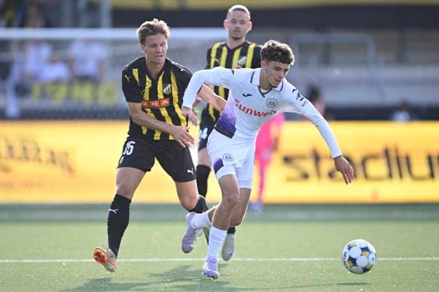 BK Hacken v RSC Anderlecht - UEFA Europa League GOTHENBURG, SWEDEN - JULY 31 : Degreef Tristan midfielder of RSC Anderlecht is challenged by Holm Samuel Leach midfielder of BK Hacken during the UEFA Europa League 2025 26 second qualifying round second leg between BK Hacken and RSC Anderlecht on July 31, 2025 in Gothenburg, Sweden, 31 07 2025 Gothenburg Sweden  Copyright: xNicoxVereeckenx