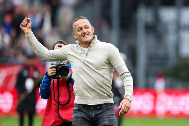 2025-07-31 FC Utrecht v FC Sheriff Tiraspol - UEFA Europa League Second Qualifying Round UTRECHT, NETHERLANDS - JULY 31: Former Utrecht player Jens Toornstra thanking fans for their support during the UEFA Europa League Second Qualifying Round match between FC Utrecht and FC Sheriff Tiraspol at Stadion Galgenwaard on July 31, 2025 in Utrecht, Netherlands. Utrecht Stadion Galgenwaard Netherlands Content not available for redistribution in The Netherlands directly or indirectly through any third parties. Copyright: xBenxGalx