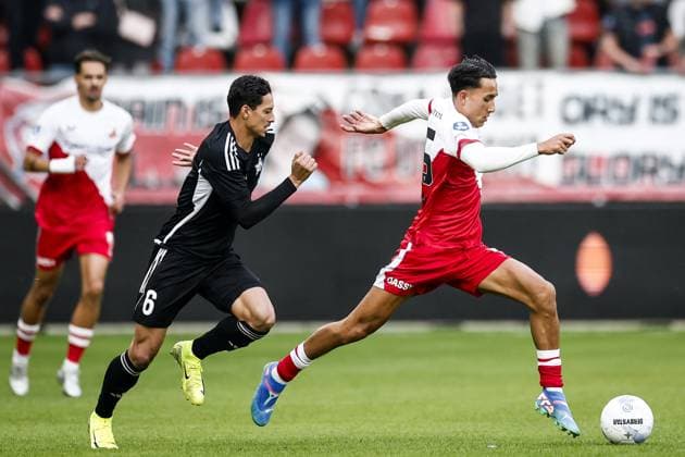 UTRECHT - (l-r) Rai Lopes of FC Sheriff Tiraspol, Miliano Jonathans of FC Utrecht during the second qualifying round UEFA Europa League match between FC Utrecht and FC Sheriff Tiraspol at stadium Galgenwaard on July 31, 2025 in Utrecht, Netherlands. ANP ROBIN VAN LONKHUIJSEN UEFA Europa League 2025 26 Second Qualifying Round Second Leg 2025-2026 xVIxANPxSportx xxANPxIVx 532575011 originalFilename: 532575011.jpg