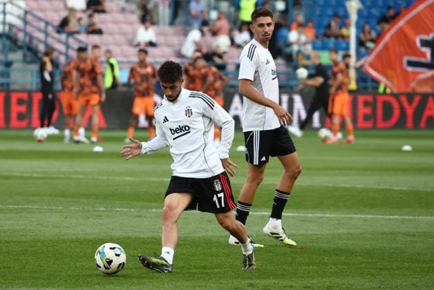 Besiktas v Shakhtar Donetsk - UEFA Europa League qualifying round KRAKOW, POLAND - JULY 31: Kartal Kayra Yilmaz (17) of Besiktas warms up ahead of the UEFA Europa League second qualifying round rematch between Besiktas and Shakhtar Donetsk at Henryk Reyman Municipal Stadium in Krakow, Poland on July 31, 2025. Jakub Porzycki Anadolu Krakow Poland. Editorial use only. Please get in touch for any other usage.  Copyright: x2025xAnadoluxJakubxPorzyckix
