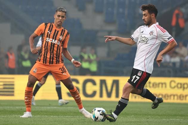 Shakhtar Donetsk v Besiktas - UEFA Europa League KRAKOW, POLAND - JULY 31: Pedrinho of Shakhtar Donetsk in action against Kartal Kayra Yilmaz of Besiktas during the UEFA Europa League second qualifying round rematch between Besiktas and Shakhtar Donetsk at Henryk Reyman Municipal Stadium in Krakow, Poland on July 31, 2025. Jakub Porzycki Anadolu Krakow Poland. Editorial use only. Please get in touch for any other usage.  Copyright: x2025xAnadoluxJakubxPorzyckix