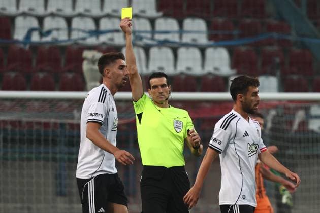 Shakhtar Donetsk v Besiktas - UEFA Europa League qualifying round KRAKOW, POLAND - JULY 31: Referee shows yellow card to Demir Ege Tiknaz (5) of Besiktas during the UEFA Europa League second qualifying round rematch between Shakhtar Donetsk and Besiktas at Henryk Reyman Municipal Stadium in Krakow, Poland on July 31, 2025. Jakub Porzycki Anadolu Krakow Poland. Editorial use only. Please get in touch for any other usage.  Copyright: x2025xAnadoluxJakubxPorzyckix