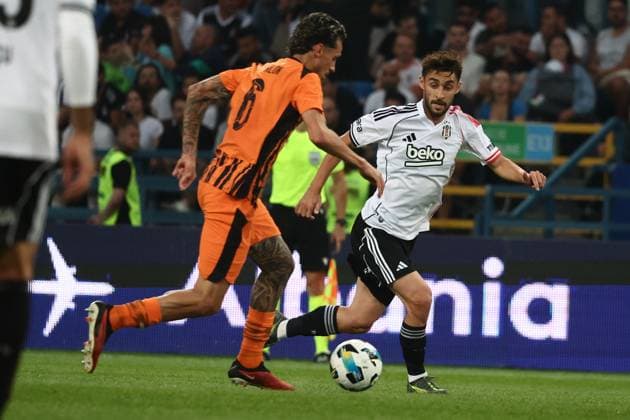 Shakhtar Donetsk v Besiktas - UEFA Europa League qualifying round KRAKOW, POLAND - JULY 31: Kartal Kayra Yilmaz (R) of Besiktas in action against Marlon Gomes (6) of Shakhtar Donetsk during the UEFA Europa League second qualifying round rematch between Shakhtar Donetsk and Besiktas at Henryk Reyman Municipal Stadium in Krakow, Poland on July 31, 2025. Jakub Porzycki Anadolu Krakow Poland. Editorial use only. Please get in touch for any other usage.  Copyright: x2025xAnadoluxJakubxPorzyckix