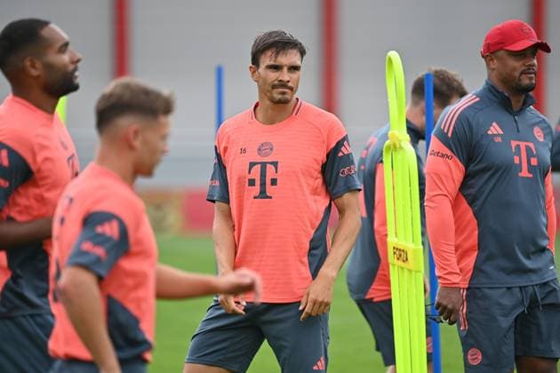 Joao PALHINHA (Bayern Muenchen), re:Trainer Vincent KOMPANY (Bayern Muenchen). Training FC Bayern Muenchen auf dem Trainingsgelaende an der Saebener Strasse am 31.07.2025. Fussball 1. Bundesliga,Saison 2025 2026.