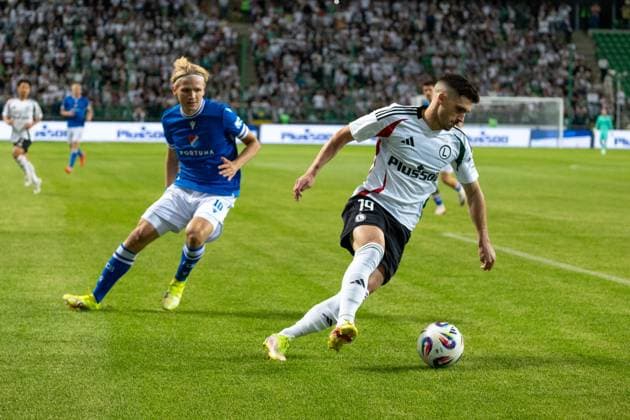Legia Warszawa - Banik Ostrava 31.07.2025 football, Warsaw, UEFA Europa League qualifiers second qualifying round , game Legia Warszawa - Banik Ostrava (pilka nozna eliminacje Liga Europy, 2 runda , Legia Warszawa - Banik Ostrawa) image shows: Matej Sin (L) Ruben Vinagre (R) photo Katarzyna Plewczynska Fotostyk Copyright: xKatarzynaxPlewczynska Fotostykx 20250731FCTKP032