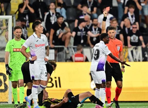 GÖTEBORG, SVERIGE 20250731 Anderlechts Ibrahim Kanate far rött kort under torsdagens fotbollsmatch, andra kvalomgangen till Europa League, mellan Sveriges BK Häcken och Belgiens RSC Anderlecht pa Hisingen Arena i Göteborg, Sverige, 31 juli 2025. GÖTEBORG SVERIGE x9200x