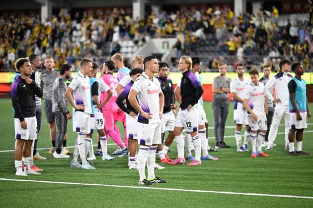 BK Hacken v RSC Anderlecht - UEFA Europa League GOTHENBURG, SWEDEN - JULY 31 : The players of RSC Anderlecht greeting the fans despite the defeat during the UEFA Europa League 2025 26 second qualifying round second leg between BK Hacken and RSC Anderlecht on July 31, 2025 in Gothenburg, Sweden, 31 07 2025 Gothenburg Sweden  Copyright: xNicoxVereeckenx