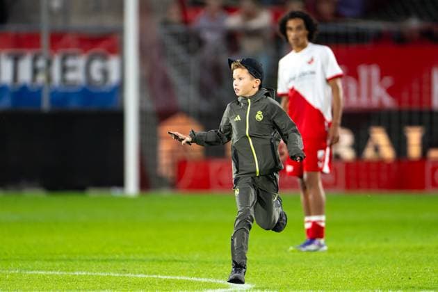 2025-07-31 FC Utrecht v FC Sheriff Tiraspol - UEFA Europa League 2025 26 Second Qualifying Round Second Leg UTRECHT, NETHERLANDS - JULY 31: A pitch invader during the UEFA Europa League 2025 26 Second Qualifying Round Second Leg match between FC Utrecht and FC Sheriff Tiraspol at Stadion Galgenwaard on July 31, 2025 in Utrecht, Netherlands. Utrecht Stadion Galgenwaard Netherlands Content not available for redistribution in The Netherlands directly or indirectly through any third parties. Copyright: xJorisxVerwijstx