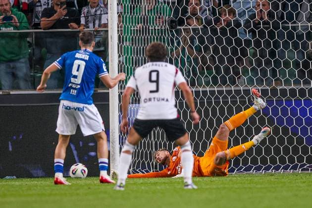 31.07.2025 WARSZAWA, LAZIENKOWSKA 3 PILKA NOZNA (FOOTBALL), UEFA LIGA EUROPY KWALIFIKACJE ( UEFA EUROPEAN LEAGUE ) MECZ (GAME) LEGIA WARSZAWA - BANIK OSTRAVA NZKACPER TOBIASZ RZUT KARNY FOTO LUKASZ GROCHALA CYFRASPORT NEWSPIX.PL --- Newspix.pl  20250731CSLG0091