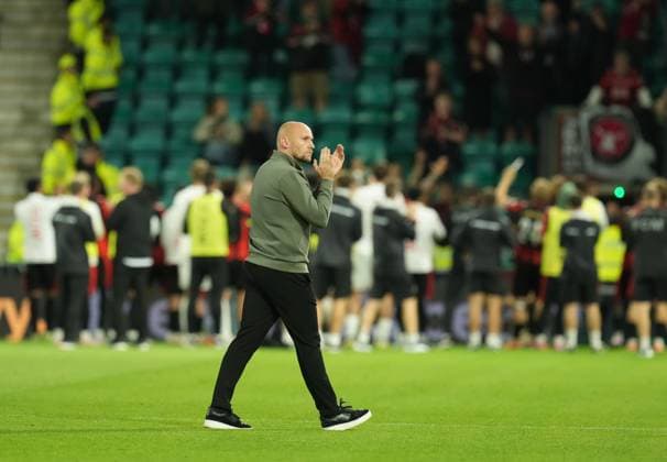 David Gray Manager of of Hibernian applauds the fans after the final whistle. Final score after extra-time Hibernian 1 FC Midtjylland 2 (aggregate. 2-3). Hibernian v Midtjylland, UEFA Europa League, 2nd Qualifying Round, Second Leg, Football, Easter Road, Edinburgh, Scotland, UK - 31 Jul 2025Edinburgh Easter Road Scotland United Kingdom EDITORIAL USE ONLY No use with unauthorised audio, video, data, fixture lists, club league logos or live services. Online in-match use limited to 120 images, no video emulation. No use in betting, games or single club league player publications. Copyright: xStuartxWallace Shutterstockx 15417989du