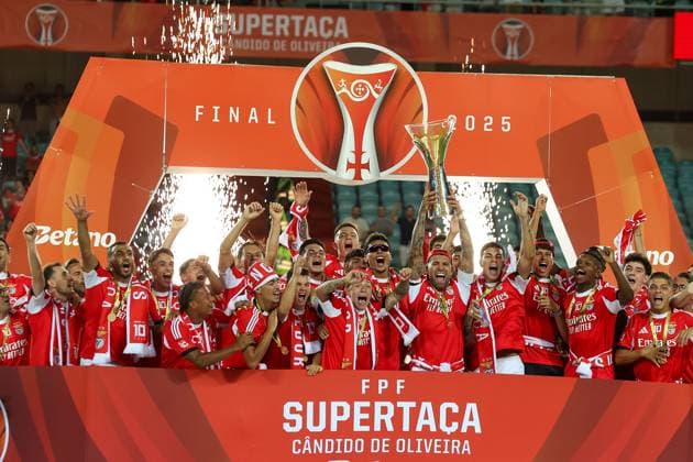 Faro, Portugal 31.08.2025 xjfx Supercup - SUPERTACA CANDIDO DE OLIVEIRA BETANO SPORTING CP - SL BENFICA v.l., Siegerehrung, Nicolas Otamendi (S.L.Benfica) hebt den Pokal hoch, die Mannschaft jubelt *** Faro, Portugal 31 08 2025 xjfx Supercup SUPERTACA CANDIDO DE OLIVEIRA BETANO SPORTING CP SL BENFICA v l , award ceremony, Nicolas Otamendi S L Benfica lifts the trophy, the team cheers Copyright: JoaquimxFerreira