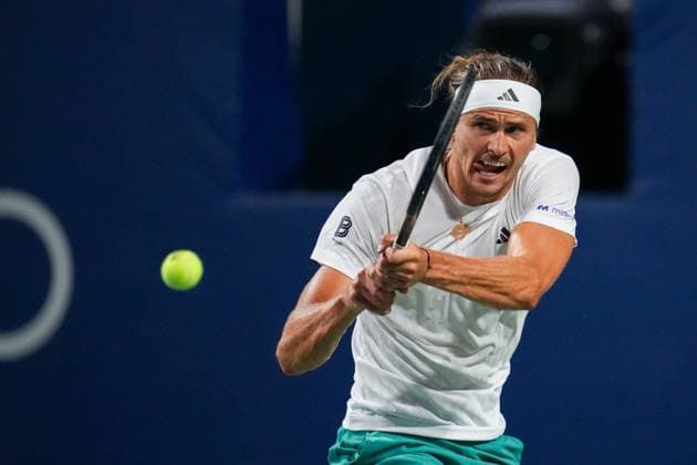 ATP, Tennis Herren Masters 1000 National Bank Open Toronto Presented by Rogers 2025 - Day 6 Alexander Zverev of Germany plays a backhand against Mateo Arnaldi of Italy during the Men s Singles third round match on day 6 of the ATP Masters 1000 National Bank Open at Sobeys Stadium. on July 31, 2025 in Toronto, Canada. (Photo by Leonardo Ramirez Eyepix Group) Copyright: xLeonardoxRamirezx xEyepixxGroupx LR-31072025-08427