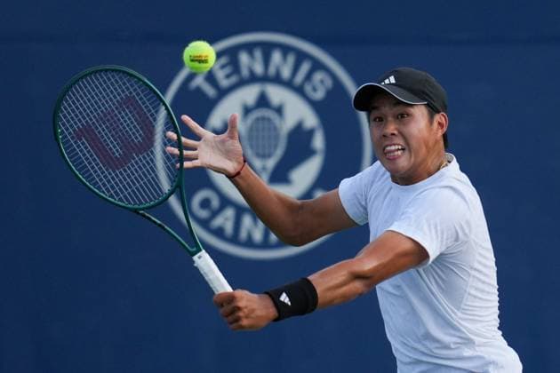 ATP, Tennis Herren Masters 1000 National Bank Open Toronto Presented by Rogers 2025 - Day 6 Learner Tien of the United States plays a backhand against Reilly Opelka of the United States during the Men s Singles third round match on day 6 of the ATP Masters 1000 National Bank Open at Sobeys Stadium. on July 31, 2025 in Toronto, Canada. (Photo by Leonardo Ramirez Eyepix Group) Copyright: xLeonardoxRamirezx xEyepixxGroupx LR-31072025-06395