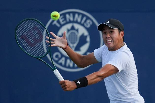 ATP, Tennis Herren Masters 1000 National Bank Open Toronto Presented by Rogers 2025 - Day 6 Learner Tien of the United States plays a backhand against Reilly Opelka of the United States during the Men s Singles third round match on day 6 of the ATP Masters 1000 National Bank Open at Sobeys Stadium. on July 31, 2025 in Toronto, Canada. Toronto Ontario Canada Copyright: xLeonardoxRamirezx