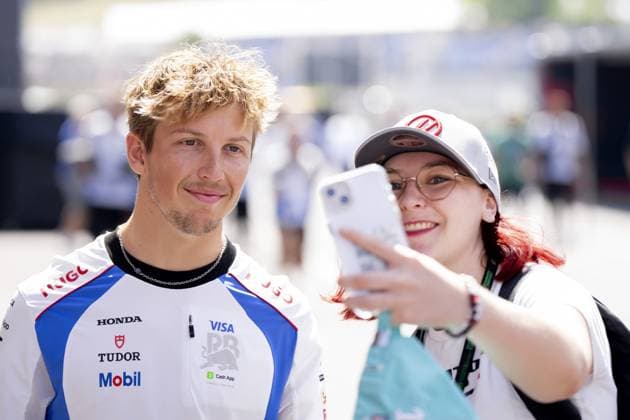 BOEDAPEST - Liam Lawson (Racing Bulls) takes a picture with a fan at the Hungaroring before the start of 1st free practice ahead of the Hungarian Grand Prix. ANP SANDER KING xVIxANPxSportx xxANPxIVx 532609770 originalFilename: 532609770.jpg