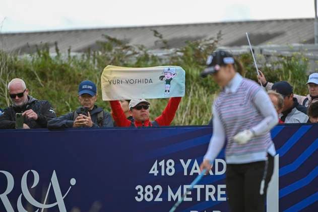 1st August 2025; Royal Porthcawl Golf Club, Porthcawl, Wales; AIG Womens Open Golf, Round 2; Fan holding Yuri Yoshida banner on the 1st tee as she tees off  AledxHopkins