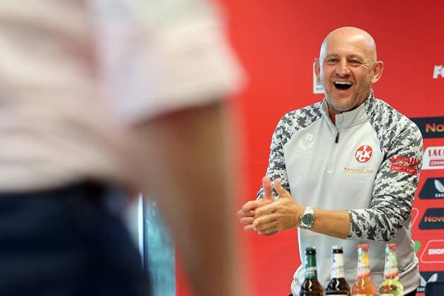 01.08.2025, xrekx, Fussball 2.Bundesliga, 1.FC Kaiserslautern - Pressekonferenz v.l. Es gab Kuchen zum 52. Geburtstag Torsten Lieberknecht Trainer (1.FC Kaiserslautern) (DFL DFB REGULATIONS PROHIBIT ANY USE OF PHOTOGRAPHS as IMAGE SEQUENCES and or QUASI-VIDEO) Kaiserslautern