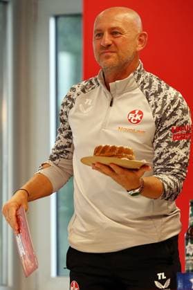 01.08.2025, xrekx, Fussball 2.Bundesliga, 1.FC Kaiserslautern - Pressekonferenz v.l. Es gab Kuchen zum 52. Geburtstag Torsten Lieberknecht Trainer (1.FC Kaiserslautern) (DFL DFB REGULATIONS PROHIBIT ANY USE OF PHOTOGRAPHS as IMAGE SEQUENCES and or QUASI-VIDEO) Kaiserslautern