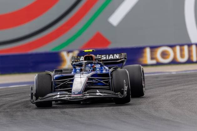 Carlos Sainz (Atlassain Williams Racing, Spanien, 55) im FW47, HUN, Formel 1 Weltmeisterschaft, Grand Prix von Ungarn, Hungaroring, Trainingstag, Freies Training 1, Saison 2025, 01.08.2025 HUN, Formel 1 Weltmeisterschaft, Grand Prix von Ungarn, Hungaroring, Trainingstag, Freies Training 1, Saison 2025, 01.08.2025 Budapest Copyright: xEibner-Pressefoto MarcelxFischerx EP_MFI