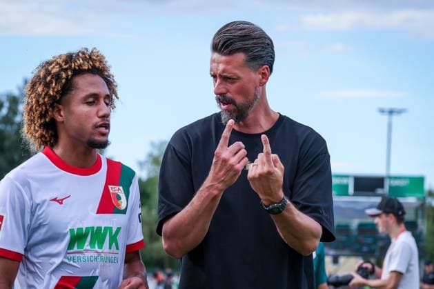 links nach rechts: Han-Noah Massengo 4 FC Augsburg) im Gespraech mit Chef-Trainer Sandro Wagner (FC Augsburg) nach 1:3-Testspielniederlage, FC Augsburg vs. Chrystal Palace FC, DFL, Saison 2025 2026, Vorbereitungsspiel, Testspiel, 01.08.2025 DFB regulations prohibit any use of photographs as image sequences and or quasi-video Bad Wimsbach Wels-Land Oesterreich