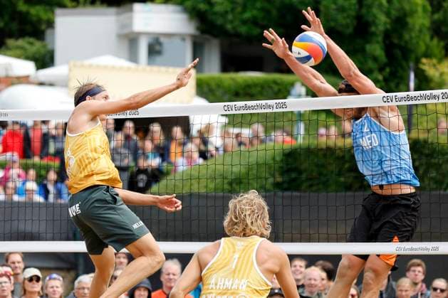 Düsseldorf, Deutschland, CEV EuroBeachVolley 2025 Europameisterschaft im Beach volleyball, Beachvolleyball auf der Anlage des Rochusclub in Düsseldorf 01.08.2025 Round of 16 Matthew IMMERS -NED- ( 1) und Ruben PENNINGA -NED- ( 2) gegen David AHMAN ( AEHMAN ) -SWE - ( 1) und Jonatan HELLVIG -SWE- ( 2)