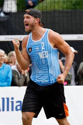 Düsseldorf, Deutschland, CEV EuroBeachVolley 2025 Europameisterschaft im Beach volleyball, Beachvolleyball auf der Anlage des Rochusclub in Düsseldorf 01.08.2025 Round of 16 Matthew IMMERS -NED- ( 1) und Ruben PENNINGA -NED- ( 2) gegen David AHMAN ( AEHMAN ) -SWE - ( 1) und Jonatan HELLVIG -SWE- ( 2)