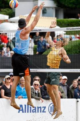 Düsseldorf, Deutschland, CEV EuroBeachVolley 2025 Europameisterschaft im Beach volleyball, Beachvolleyball auf der Anlage des Rochusclub in Düsseldorf 01.08.2025 Round of 16 Matthew IMMERS -NED- ( 1) und Ruben PENNINGA -NED- ( 2) gegen David AHMAN ( AEHMAN ) -SWE - ( 1) und Jonatan HELLVIG -SWE- ( 2)