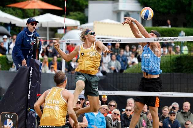 Düsseldorf, Deutschland, CEV EuroBeachVolley 2025 Europameisterschaft im Beach volleyball, Beachvolleyball auf der Anlage des Rochusclub in Düsseldorf 01.08.2025 Round of 16 Matthew IMMERS -NED- ( 1) und Ruben PENNINGA -NED- ( 2) gegen David AHMAN ( AEHMAN ) -SWE - ( 1) und Jonatan HELLVIG -SWE- ( 2)