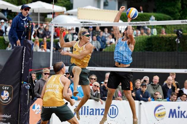 Düsseldorf, Deutschland, CEV EuroBeachVolley 2025 Europameisterschaft im Beach volleyball, Beachvolleyball auf der Anlage des Rochusclub in Düsseldorf 01.08.2025 Round of 16 Matthew IMMERS -NED- ( 1) und Ruben PENNINGA -NED- ( 2) gegen David AHMAN ( AEHMAN ) -SWE - ( 1) und Jonatan HELLVIG -SWE- ( 2)