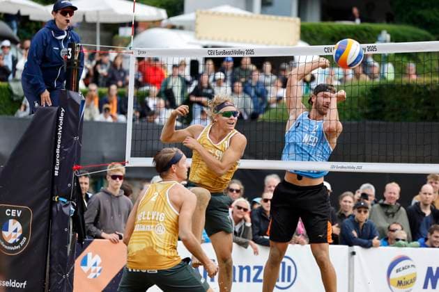 Düsseldorf, Deutschland, CEV EuroBeachVolley 2025 Europameisterschaft im Beach volleyball, Beachvolleyball auf der Anlage des Rochusclub in Düsseldorf 01.08.2025 Round of 16 Matthew IMMERS -NED- ( 1) und Ruben PENNINGA -NED- ( 2) gegen David AHMAN ( AEHMAN ) -SWE - ( 1) und Jonatan HELLVIG -SWE- ( 2)
