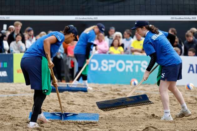 Düsseldorf, Deutschland, CEV EuroBeachVolley 2025 Europameisterschaft im Beach volleyball, Beachvolleyball auf der Anlage des Rochusclub in Düsseldorf 01.08.2025 Round of 16 Matthew IMMERS -NED- ( 1) und Ruben PENNINGA -NED- ( 2) gegen David AHMAN ( AEHMAN ) -SWE - ( 1) und Jonatan HELLVIG -SWE- ( 2) Das Spielfeld wird geglättet