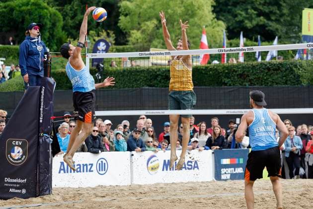 Düsseldorf, Deutschland, CEV EuroBeachVolley 2025 Europameisterschaft im Beach volleyball, Beachvolleyball auf der Anlage des Rochusclub in Düsseldorf 01.08.2025 Round of 16 Matthew IMMERS -NED- ( 1) und Ruben PENNINGA -NED- ( 2) gegen David AHMAN ( AEHMAN ) -SWE - ( 1) und Jonatan HELLVIG -SWE- ( 2)