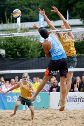 Düsseldorf, Deutschland, CEV EuroBeachVolley 2025 Europameisterschaft im Beach volleyball, Beachvolleyball auf der Anlage des Rochusclub in Düsseldorf 01.08.2025 Round of 16 Matthew IMMERS -NED- ( 1) und Ruben PENNINGA -NED- ( 2) gegen David AHMAN ( AEHMAN ) -SWE - ( 1) und Jonatan HELLVIG -SWE- ( 2)