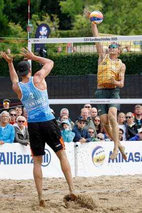 Düsseldorf, Deutschland, CEV EuroBeachVolley 2025 Europameisterschaft im Beach volleyball, Beachvolleyball auf der Anlage des Rochusclub in Düsseldorf 01.08.2025 Round of 16 Matthew IMMERS -NED- ( 1) und Ruben PENNINGA -NED- ( 2) gegen David AHMAN ( AEHMAN ) -SWE - ( 1) und Jonatan HELLVIG -SWE- ( 2)