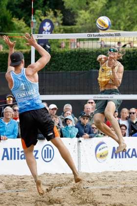 Düsseldorf, Deutschland, CEV EuroBeachVolley 2025 Europameisterschaft im Beach volleyball, Beachvolleyball auf der Anlage des Rochusclub in Düsseldorf 01.08.2025 Round of 16 Matthew IMMERS -NED- ( 1) und Ruben PENNINGA -NED- ( 2) gegen David AHMAN ( AEHMAN ) -SWE - ( 1) und Jonatan HELLVIG -SWE- ( 2)