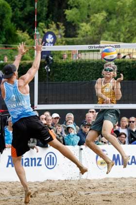 Düsseldorf, Deutschland, CEV EuroBeachVolley 2025 Europameisterschaft im Beach volleyball, Beachvolleyball auf der Anlage des Rochusclub in Düsseldorf 01.08.2025 Round of 16 Matthew IMMERS -NED- ( 1) und Ruben PENNINGA -NED- ( 2) gegen David AHMAN ( AEHMAN ) -SWE - ( 1) und Jonatan HELLVIG -SWE- ( 2)