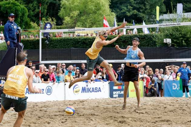Düsseldorf, Deutschland, CEV EuroBeachVolley 2025 Europameisterschaft im Beach volleyball, Beachvolleyball auf der Anlage des Rochusclub in Düsseldorf 01.08.2025 Round of 16 Matthew IMMERS -NED- ( 1) und Ruben PENNINGA -NED- ( 2) gegen David AHMAN ( AEHMAN ) -SWE - ( 1) und Jonatan HELLVIG -SWE- ( 2)