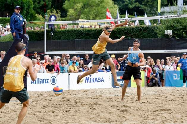 Düsseldorf, Deutschland, CEV EuroBeachVolley 2025 Europameisterschaft im Beach volleyball, Beachvolleyball auf der Anlage des Rochusclub in Düsseldorf 01.08.2025 Round of 16 Matthew IMMERS -NED- ( 1) und Ruben PENNINGA -NED- ( 2) gegen David AHMAN ( AEHMAN ) -SWE - ( 1) und Jonatan HELLVIG -SWE- ( 2)