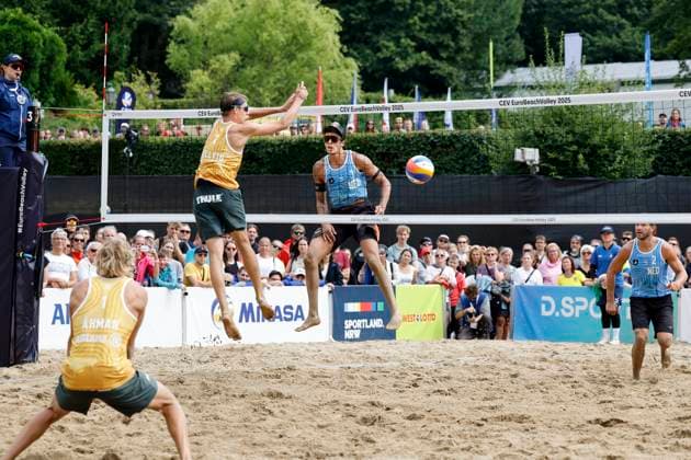 Düsseldorf, Deutschland, CEV EuroBeachVolley 2025 Europameisterschaft im Beach volleyball, Beachvolleyball auf der Anlage des Rochusclub in Düsseldorf 01.08.2025 Round of 16 Matthew IMMERS -NED- ( 1) und Ruben PENNINGA -NED- ( 2) gegen David AHMAN ( AEHMAN ) -SWE - ( 1) und Jonatan HELLVIG -SWE- ( 2)