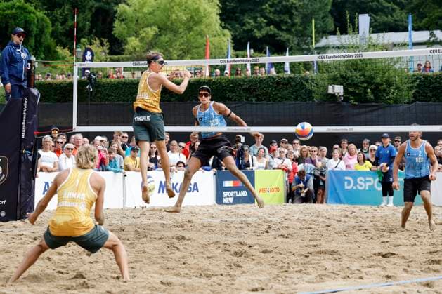 Düsseldorf, Deutschland, CEV EuroBeachVolley 2025 Europameisterschaft im Beach volleyball, Beachvolleyball auf der Anlage des Rochusclub in Düsseldorf 01.08.2025 Round of 16 Matthew IMMERS -NED- ( 1) und Ruben PENNINGA -NED- ( 2) gegen David AHMAN ( AEHMAN ) -SWE - ( 1) und Jonatan HELLVIG -SWE- ( 2)