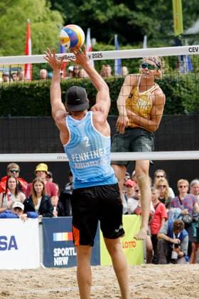 Düsseldorf, Deutschland, CEV EuroBeachVolley 2025 Europameisterschaft im Beach volleyball, Beachvolleyball auf der Anlage des Rochusclub in Düsseldorf 01.08.2025 Round of 16 Matthew IMMERS -NED- ( 1) und Ruben PENNINGA -NED- ( 2) gegen David AHMAN ( AEHMAN ) -SWE - ( 1) und Jonatan HELLVIG -SWE- ( 2)