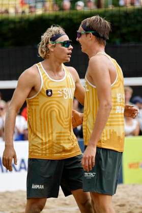 Düsseldorf, Deutschland, CEV EuroBeachVolley 2025 Europameisterschaft im Beach volleyball, Beachvolleyball auf der Anlage des Rochusclub in Düsseldorf 01.08.2025 Round of 16 Matthew IMMERS -NED- ( 1) und Ruben PENNINGA -NED- ( 2) gegen David AHMAN ( AEHMAN ) -SWE - ( 1) und Jonatan HELLVIG -SWE- ( 2) David AHMAN ( AEHMAN ) -SWE - ( 1) und Jonatan HELLVIG -SWE- ( 2) freuen sich über den Sieg